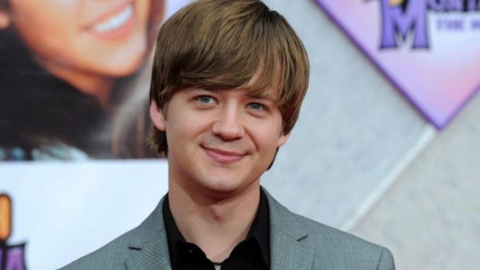 Jason Earles married Katie Drysen in 2017 after his divorce with former wife Jennifer Earles in 2013.