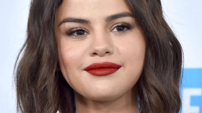 Selena Gomez Bio Wiki, Net Worth, Parents, Sister, Nationality, Now