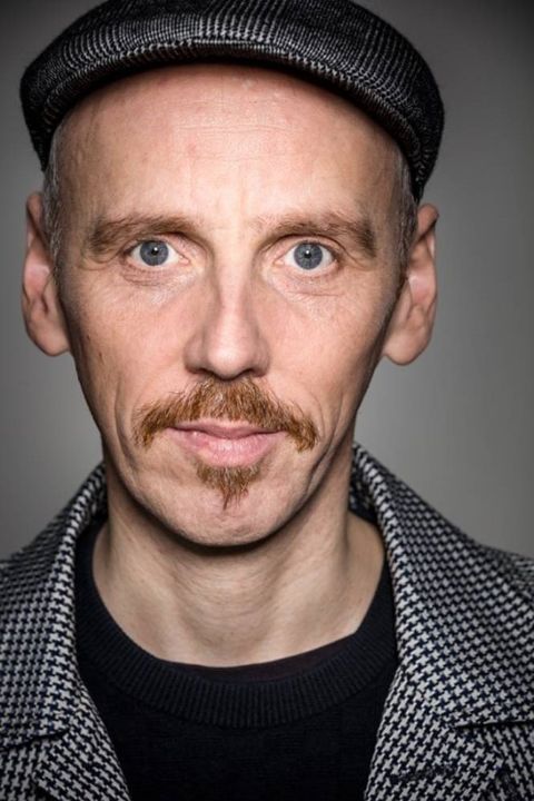 Ewen Bremner stands at a height of 5 feet 8 inches.