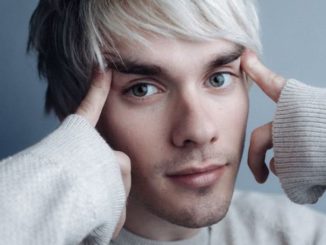 The 27 years Awsten Knight is a single.