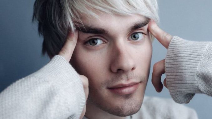 The 27 years Awsten Knight is a single.