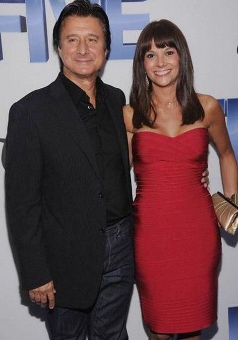  Steve Perry's girlfriend died because if cancer.