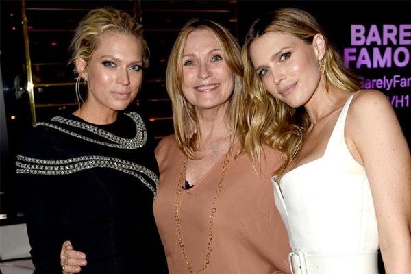 Rebecca Dyer with her two daughter Sara and Erin Foster