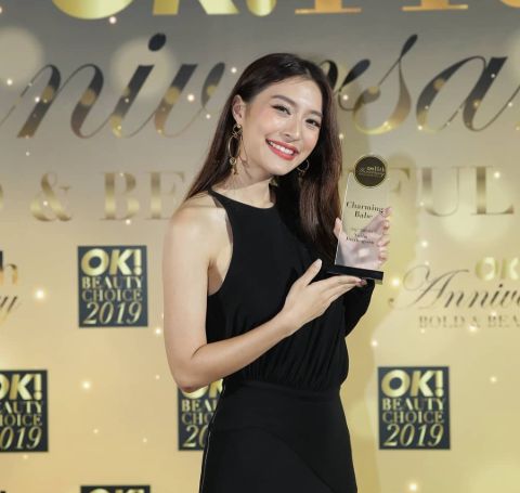 Nittha Jirayungyurn all in black poses with her award at 12th Ok Awards.