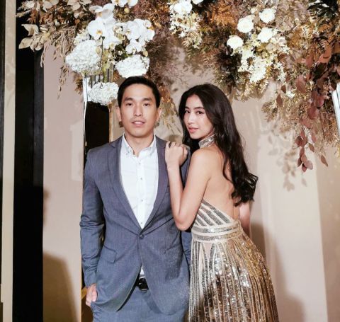 Chalida Vijitvongthong in a designer golden cloth with her boyfriend Pupaa Taechanarong at an wedding event.