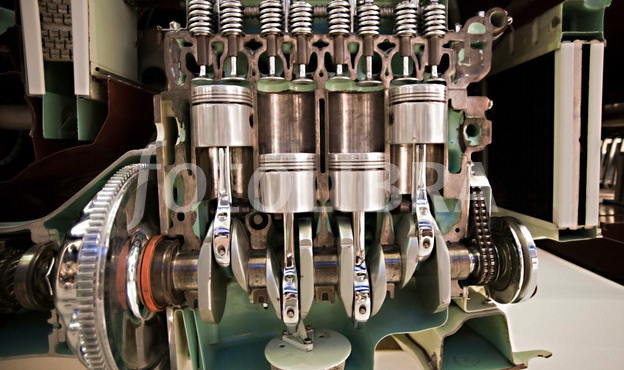 Internal combustion engine cutaway
