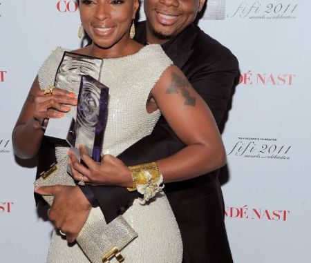 Kendu Isaacs got married to Mary J Blige on December 7, 2003.