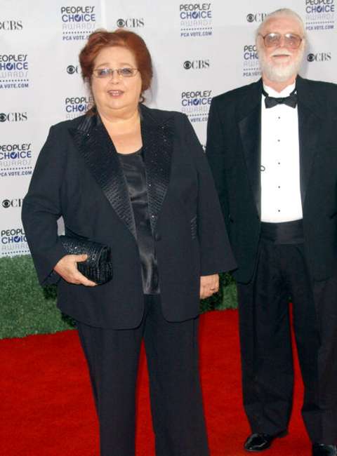 Conchata Ferrell giving a pose along with her husband, Arnie Anderson in an event.