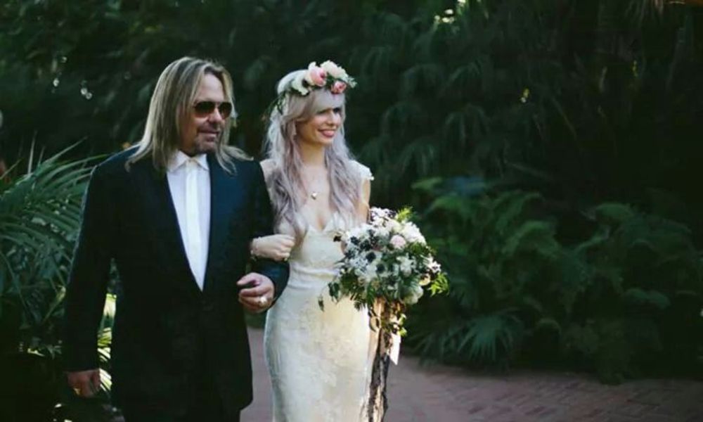 Elizabeth Ashley Wharton with her father Vince Neil in her wedding day on 18 October 2014.