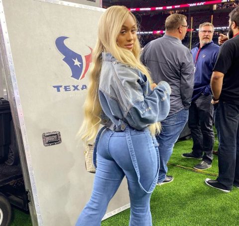 Jilly Anais wears a blue jeans at a NFL pitch.