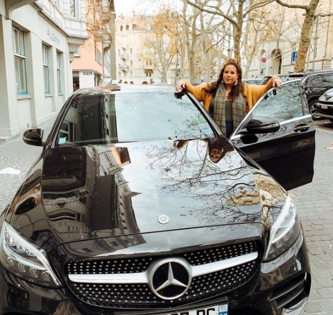 Whitney Way Thore own a  Mercedes Benz.