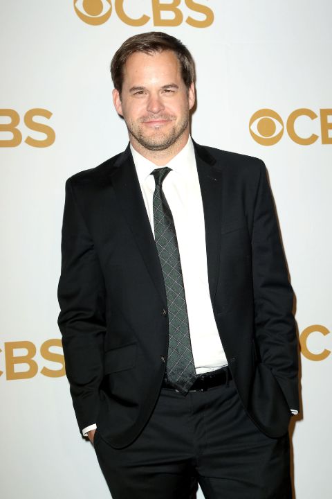 Kyle Bornheimer giving a pose in an event.