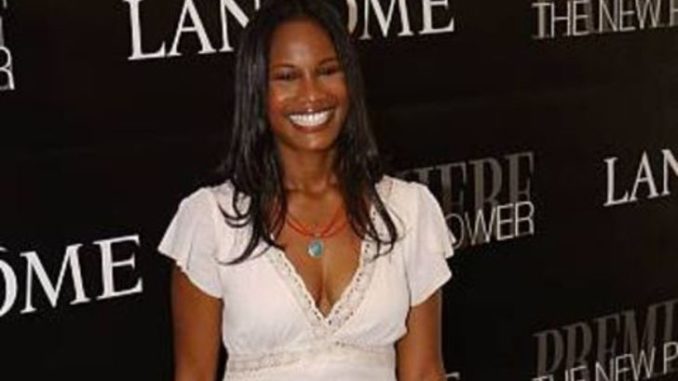 Robinne Lee is presently married to her husband, Eric Hayes.