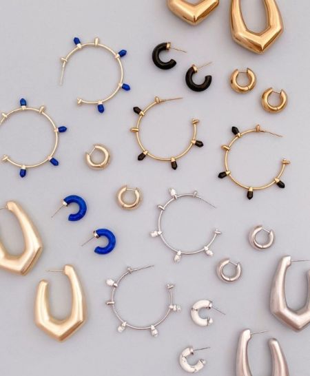 Several Types of Jewelry of Kendra Scott

