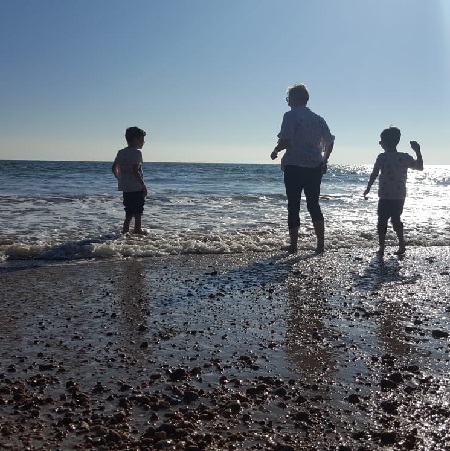 Sarah Keith-Lucas enjoying beach-side with her kids

